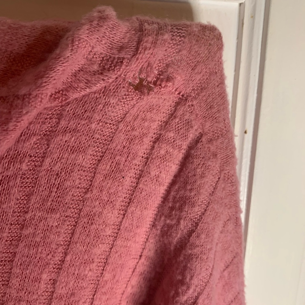 Abercrombie Kids girls lightweight sweater. Size 7/8. Small hole on the shoulder - Picture 5 of 6